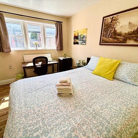 Bright&Modern Space Perfect For Couple And Family Step To Public Transit In Toronto Bagian luar foto