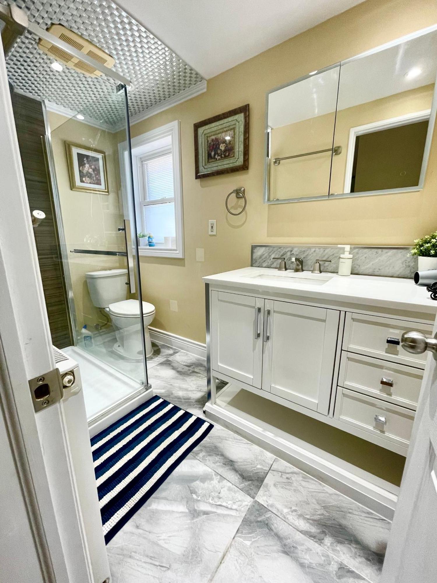 Bright&Modern Space Perfect For Couple And Family Step To Public Transit In Toronto Bagian luar foto